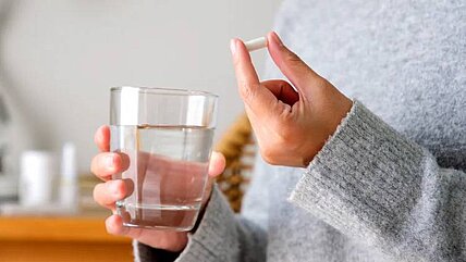 Stimmt es, dass man Tabletten immer mit einem Glas Wasser einnehmen muss