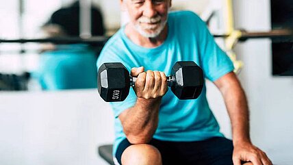 Ältere ab 60 Jahren trainieren in einem Fitnessstudio