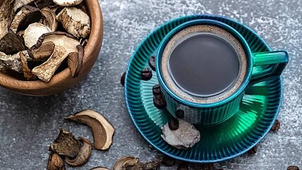 Stimmt es, dass man keinen Kaffee trinken soll, wenn man Mittel gegen Bluthochdruck einnimmt?