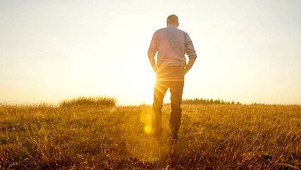 Wer sich regelmäßig bewegt, seine Muskeln trainiert und ausreichend schläft, senkt sein Demenzrisiko